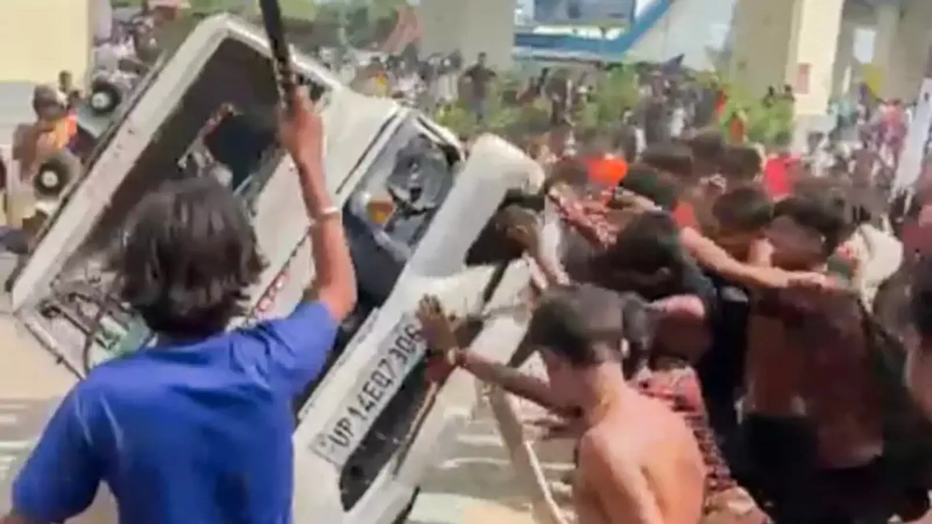 Ghaziabad: कांवड़ियों ने पुलिस की गाड़ी में तोड़फोड़ की, वीडियो...