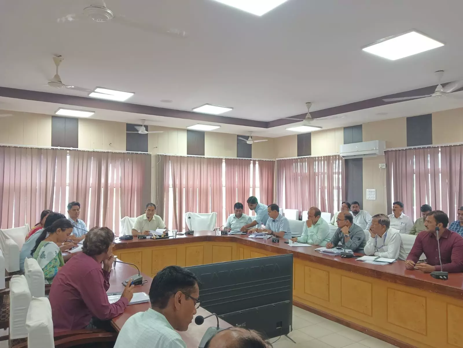Bharatpur: जिला कलेक्टर ने साप्ताहिक बैठक लेकर विभागवार की समीक्षा पौधारोपण