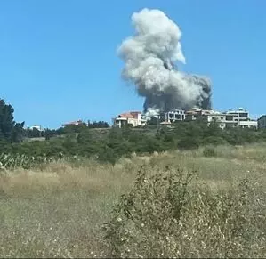Southern Lebanon पर इजरायली हवाई हमले में दो लोगों की मौत, तीन घायल