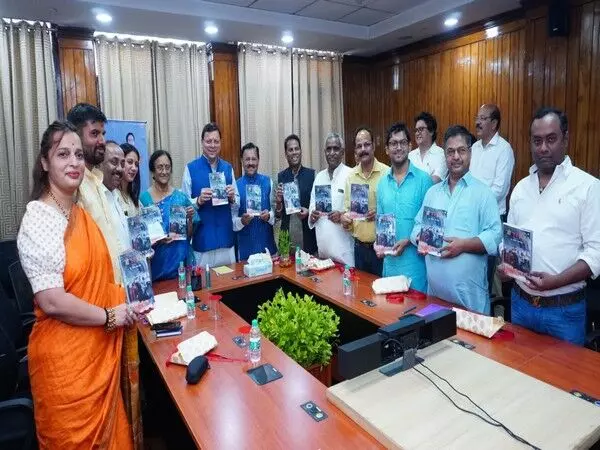 Uttarakhand CM धामी ने सिल्क्यारा सुरंग बचाव अभियान पर किताब का विमोचन किया