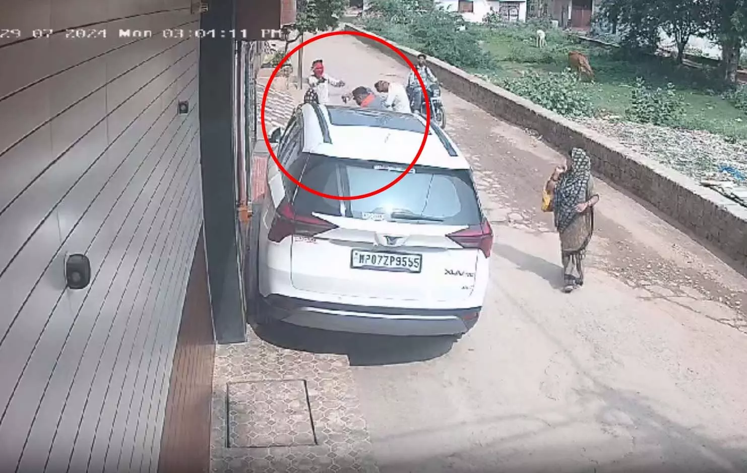 BIG BREAKING: दिनदहाड़े महिला का Murder, देखें CCTV फुटेज