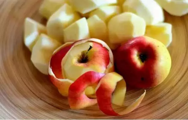 Health Tips: सेब को छीलकर खाने से पहले जाने ये बाते