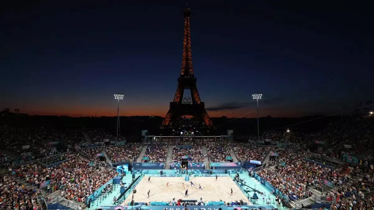 Eiffel Tower के साथ वॉलीबॉल ने लोगों को आकर्षित किया