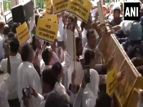 दिल्ली कोचिंग सेंटर हादसा: AAP नेताओं और कार्यकर्ताओं ने एलजी सचिवालय के बाहर किया विरोध प्रदर्शन
