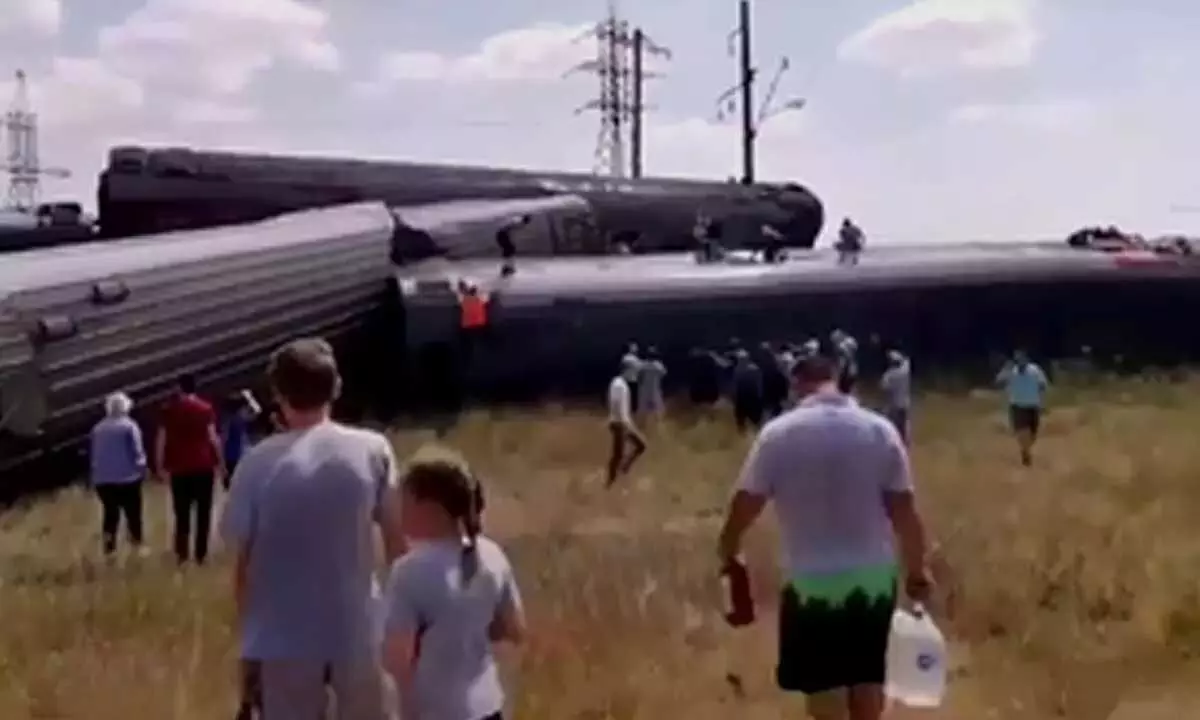 Russia के वोल्गोग्राद में ट्रेन पटरी से उतरने से 100 से अधिक लोग घायल