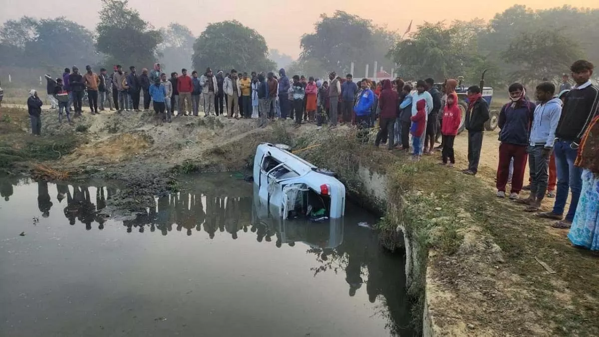 Delhi: दिल्ली में कार के नाले में गिरने से व्यक्ति की मौत