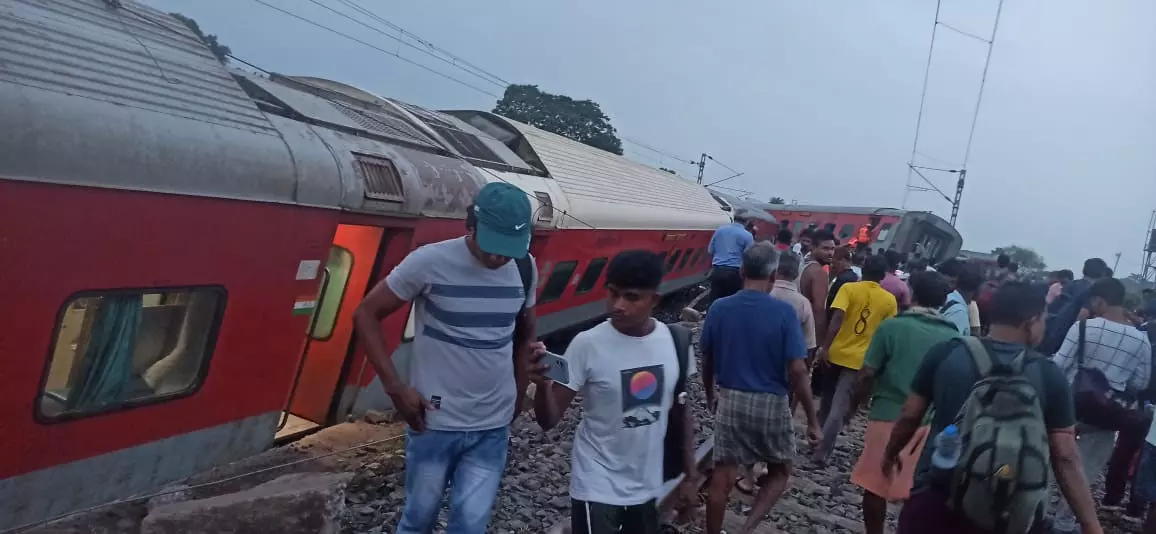 12 ट्रेन यात्री घायल, मुंबई-हावड़ा एक्सप्रेस रेल हादसे पर अपडेट