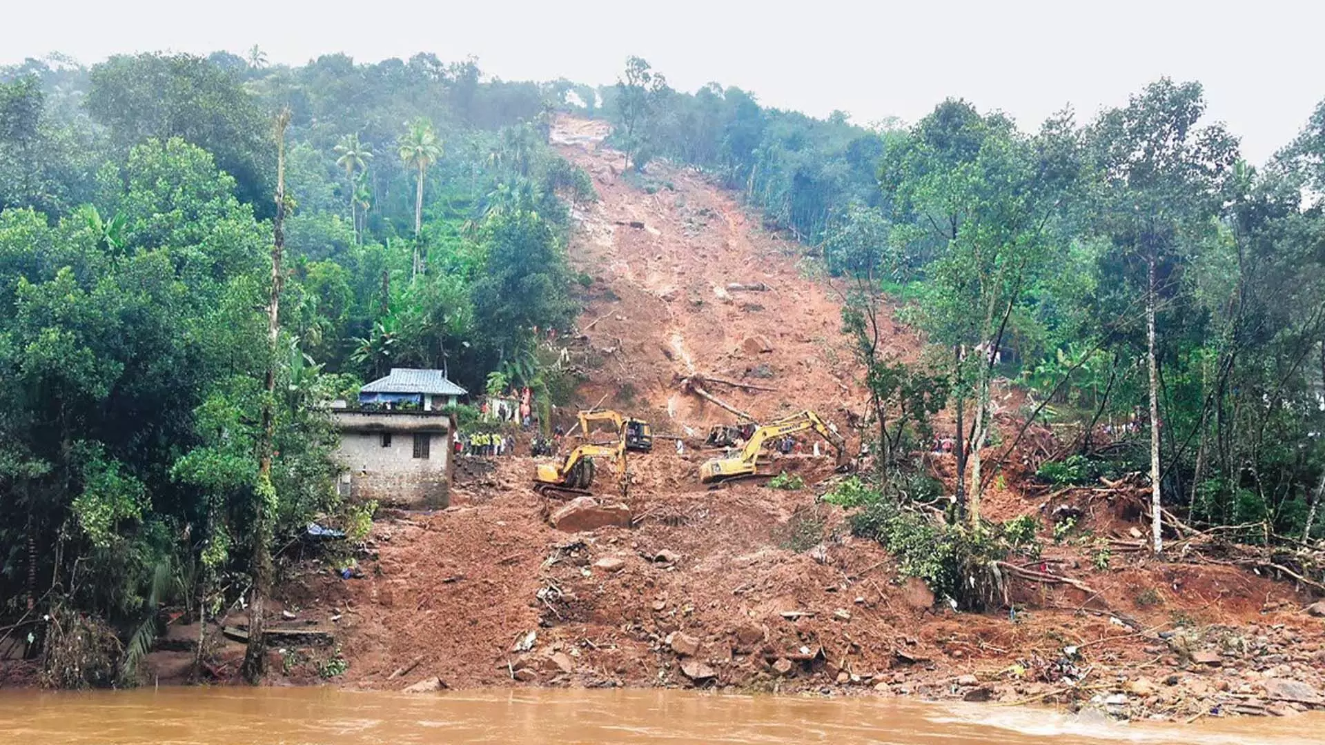 Kerala के वायनाड जिले में भारी भूस्खलन, कई लोगों के फंसे होने की आशंका