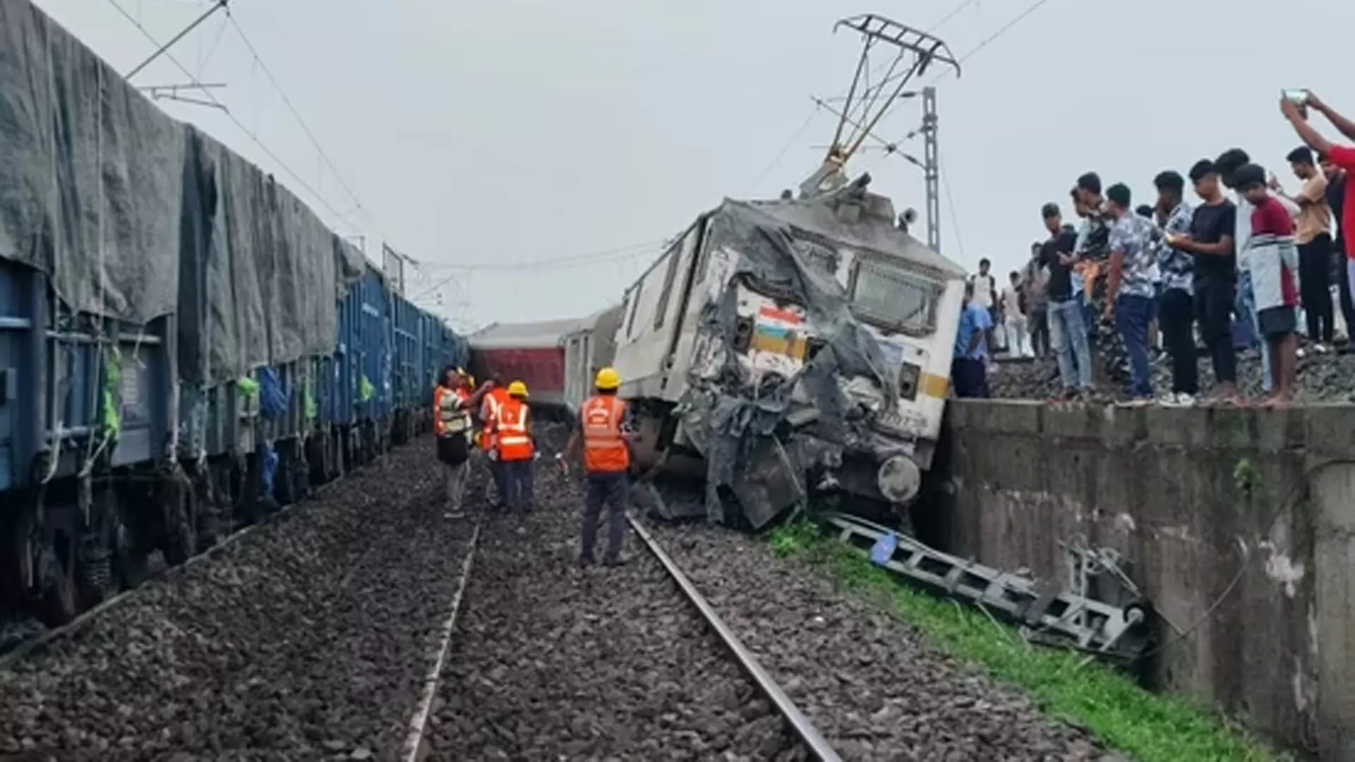 Jharkhand: झारखंड के चक्रधरपुर में हावड़ा-मुंबई एक्सप्रेस ट्रेन के 18 डिब्बे पटरी से उतरे, 6 घायल