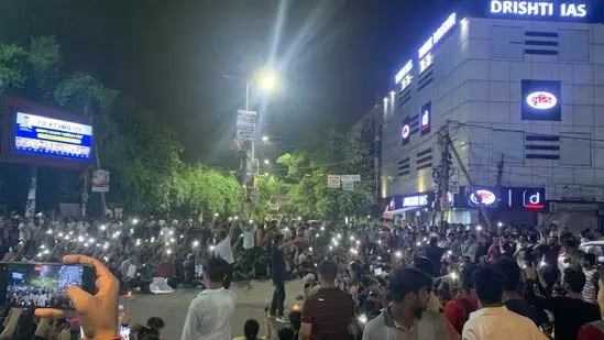 Dehli: दिल्ली में दृष्टि आईएएस के बाहर बड़े पैमाने पर विरोध  प्रदर्शन