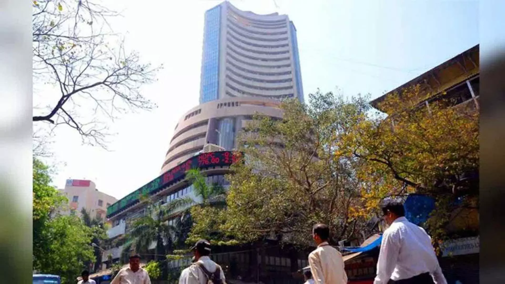 Sensex सर्वकालिक ऊंचाई पर खुला, निफ्टी 24,900 के ऊपर कारोबार कर रहा