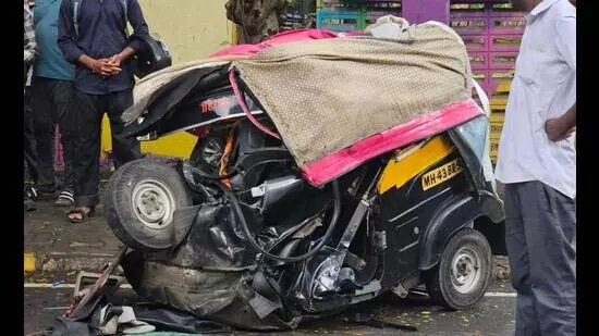 Mumbai: छात्र ने इनोवा कार को टक्कर मार दी, जिससे ऑटो चालक की मौत हो गई