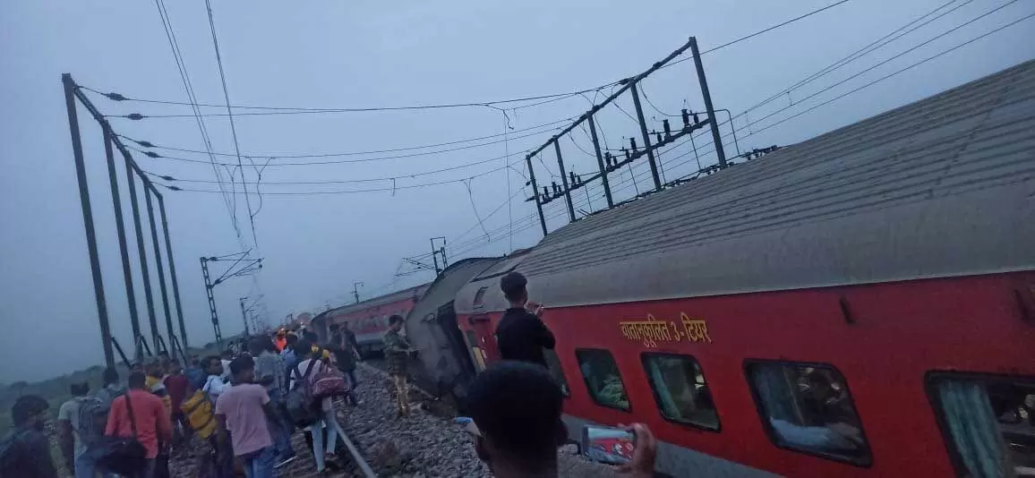 ट्रेन हादसा: हावड़ा-मुंबई मेल पटरी से उतरी, 2 की मौत, VIDEO