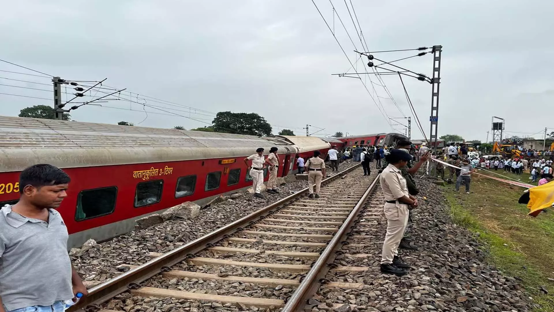 Jharkhand, मुंबई-हावड़ा मेल के डिब्बे पटरी से उतरे, दो की मौत, 20 घायल