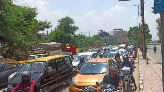 Noida: कांवड़ियों के लिए मार्ग परिवर्तन के कारण यात्रियों को जाम का सामना करना पड़ा