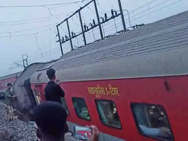 Jharkhand : ट्रेन हादसे में दो लोगों की मौत