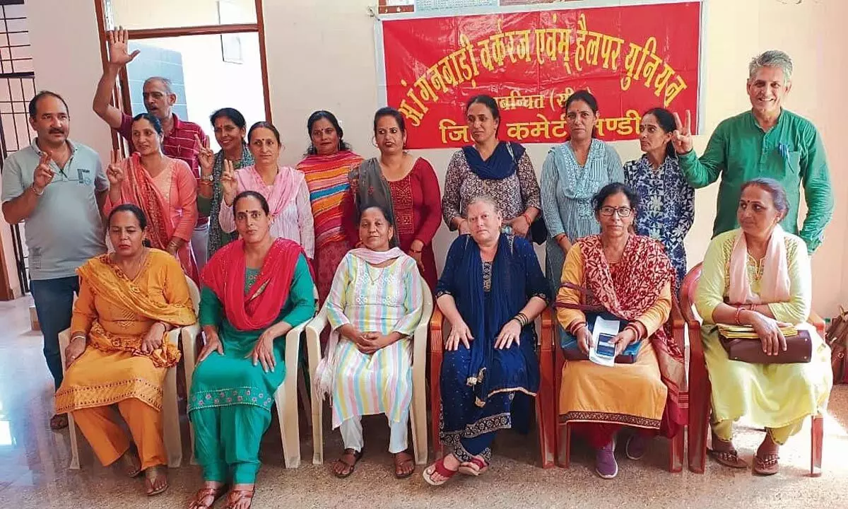 Himachal: संगठन ने नर्सरी शिक्षकों की आउटसोर्सिंग का विरोध किया