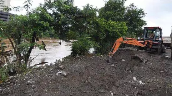 PUNE: पीएमसी ने मुथा नदी तल से 200 ट्रक मलबा हटाया