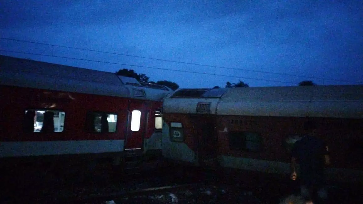 Train के डिब्बे पटरी से उतरे, 2 की मौत, 20 घायल