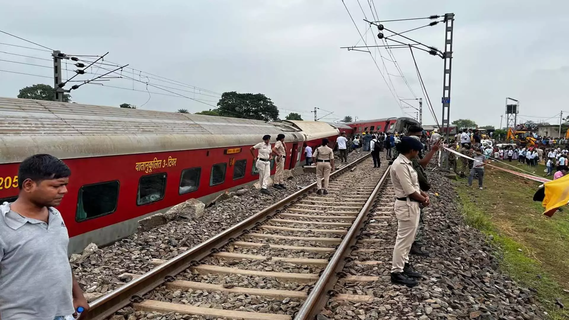 Jharkhand मुंबई-हावड़ा मेल के डिब्बे पटरी से उतरे, दो की मौत, 20 घायल