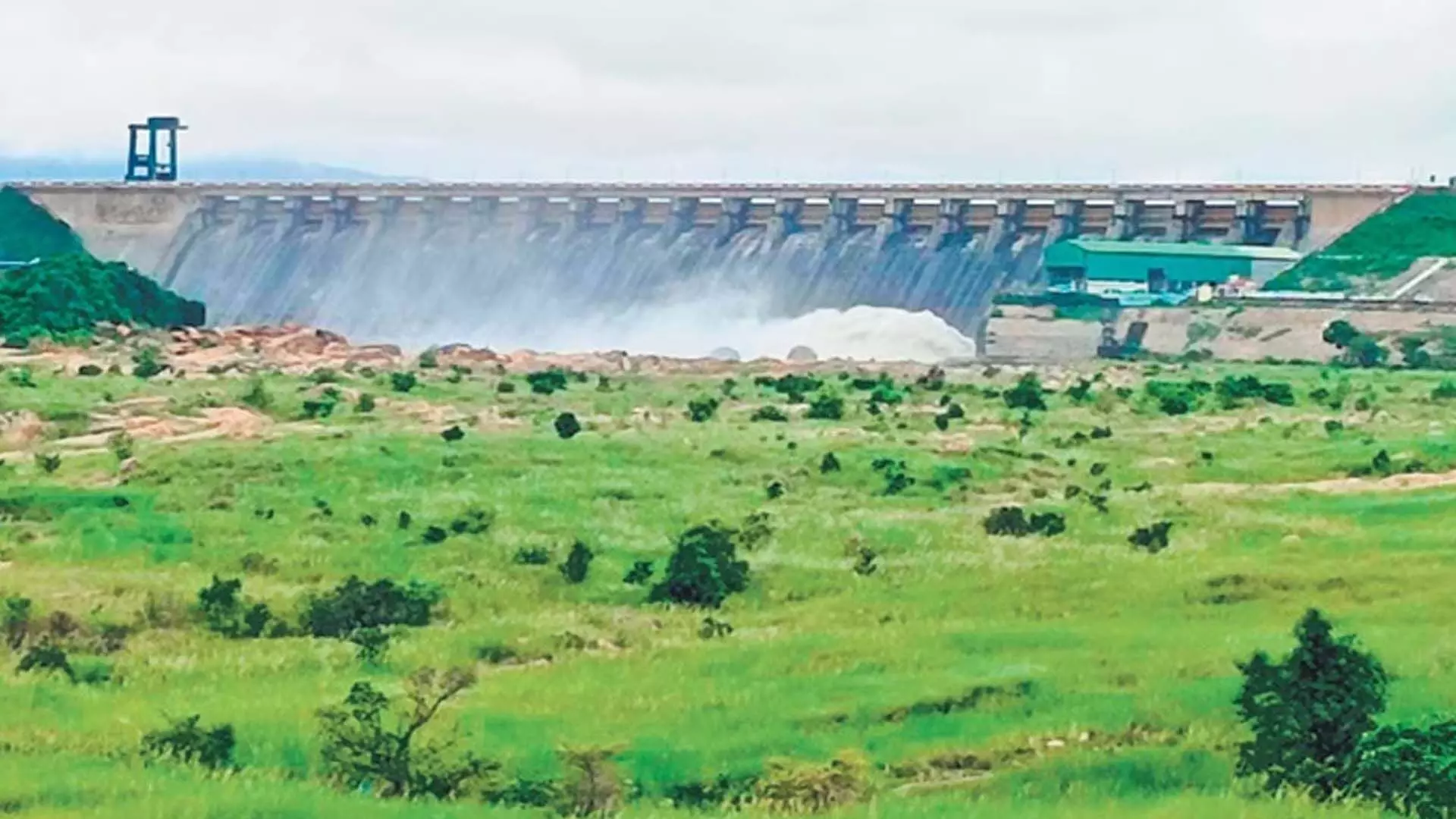 Hirakud dam के 20 गेट खोले सात जिलों को अलर्ट पर रखा