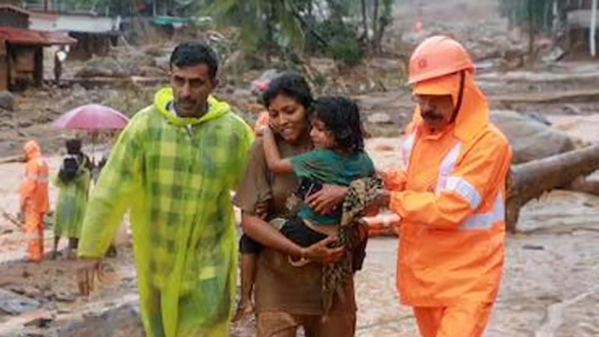 Wayanad landslide: एनडीआरएफ टीम, सेना का हेलिकॉप्टर, मंत्री वायनाड पहुंचे