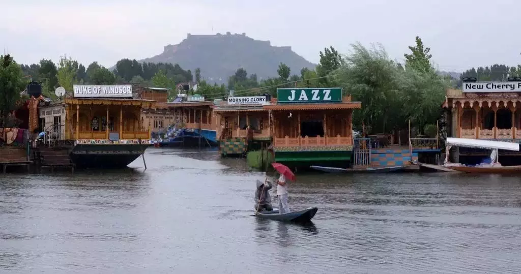 Jammu: बारिश की बौछारों से गर्मी खत्म हुई