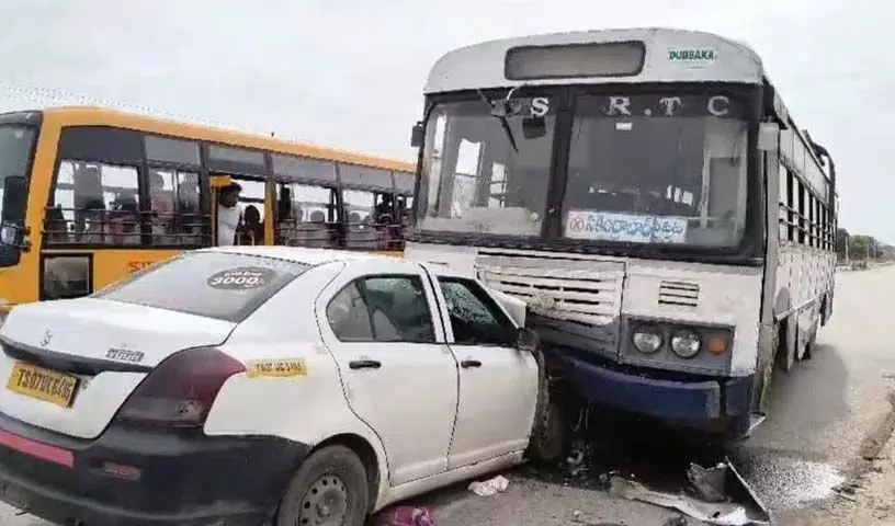Telangana: नंदीगामा में कार ने टीजीएसआरटीसी बस को टक्कर मार दी