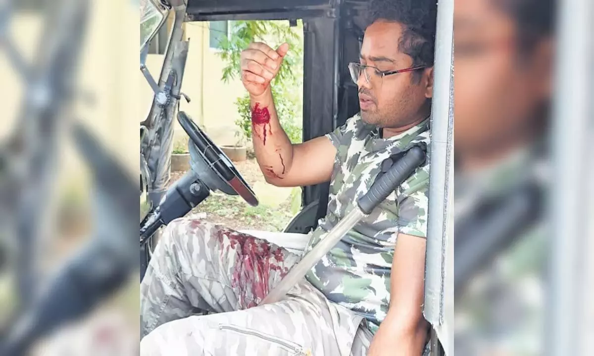 Andhra Pradesh: आंध्र के पलनाडु में दो वन अधिकारियों पर भीड़ ने हमला किया