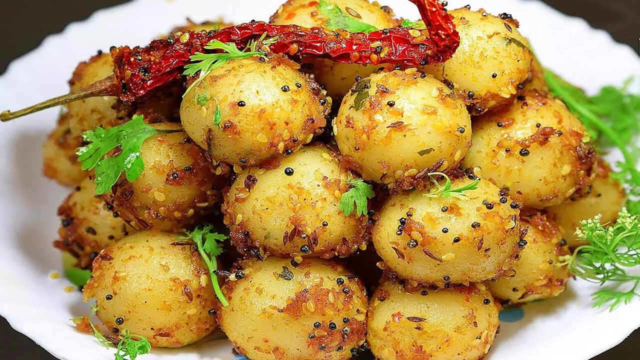 Recipe: नाश्ते में बनाएं चटपटी मसाला रवा बॉल्स, जानें रेसिपी