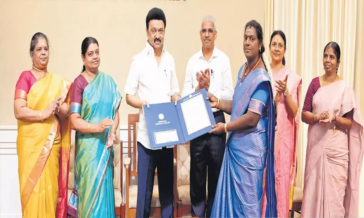 Tamil Nadu: संध्या देवी को सर्वश्रेष्ठ ट्रांस व्यक्ति का पुरस्कार मिला