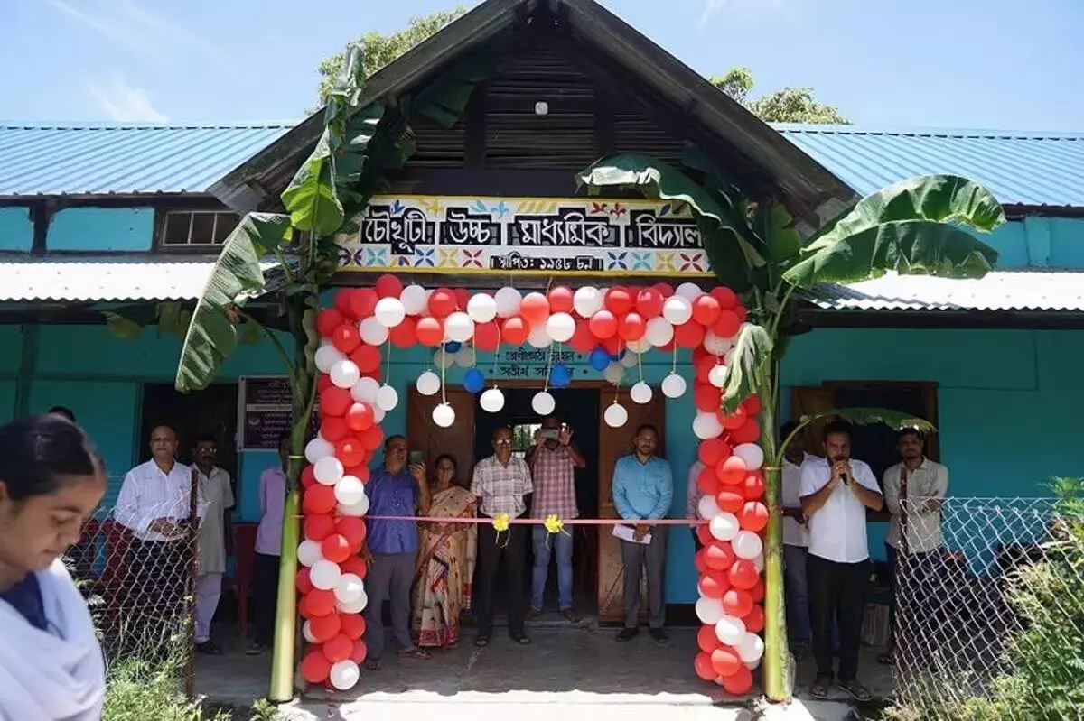 Assam : पूर्व छात्रों ने बजाली के चौखुटी हाई स्कूल में कक्षा का नवीनीकरण किया