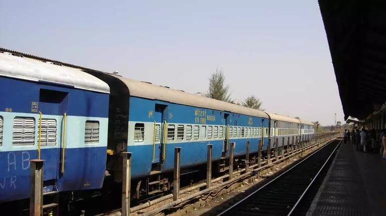 BIG BREAKING: ट्रेन को रोककर तलाशी, स्टेशन में अफरा-तफरी, मिली बम होने की सूचना