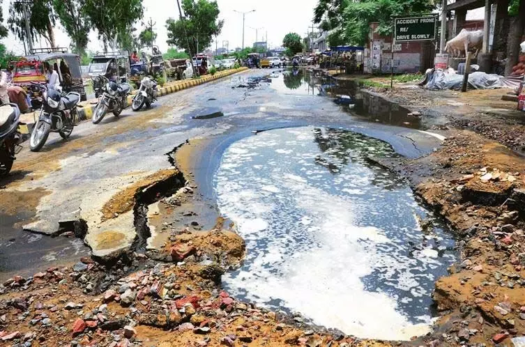 Haryana : सिरसा में 35 करोड़ रुपये की लागत से बनी बरसाती पानी की पाइप लाइन फटी, डबवाली रोड क्षतिग्रस्त