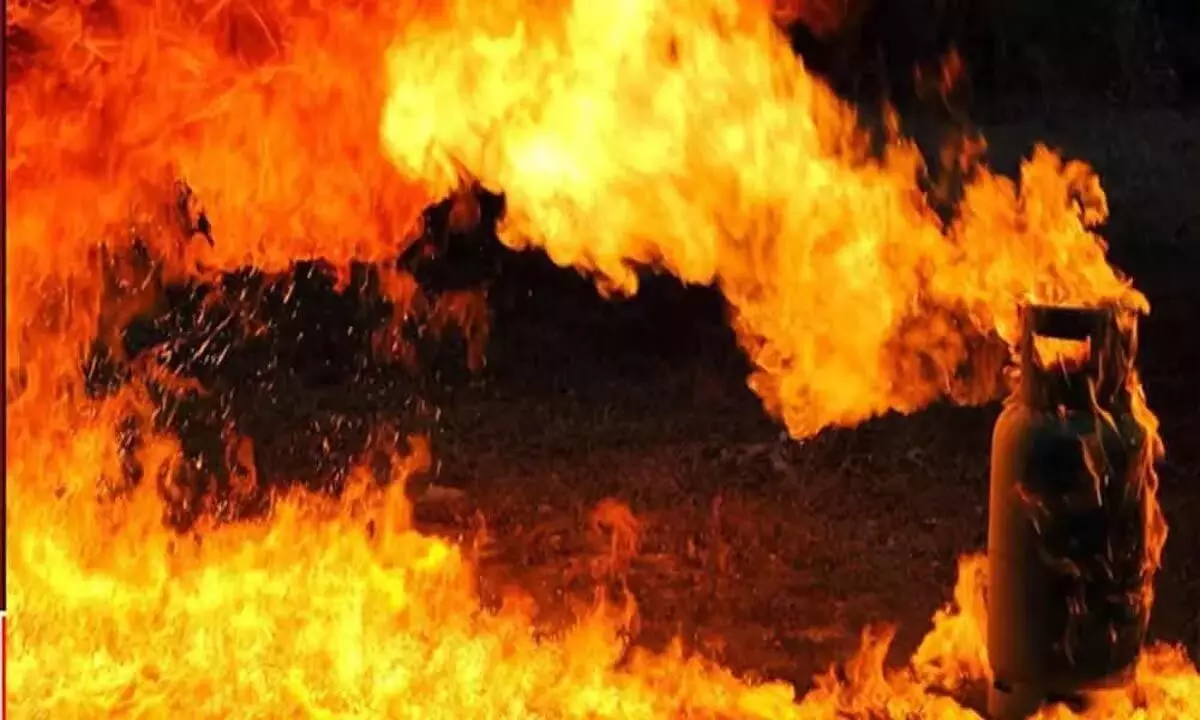 Assam : डिब्रूगढ़ में गैस सिलेंडर विस्फोट से दम्पति घायल