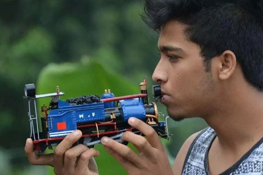 Darjeeling निवासी ने ट्रेन प्रेमियों के लिए बनाई छोटी खिलौना ट्रेन की प्रतिकृति