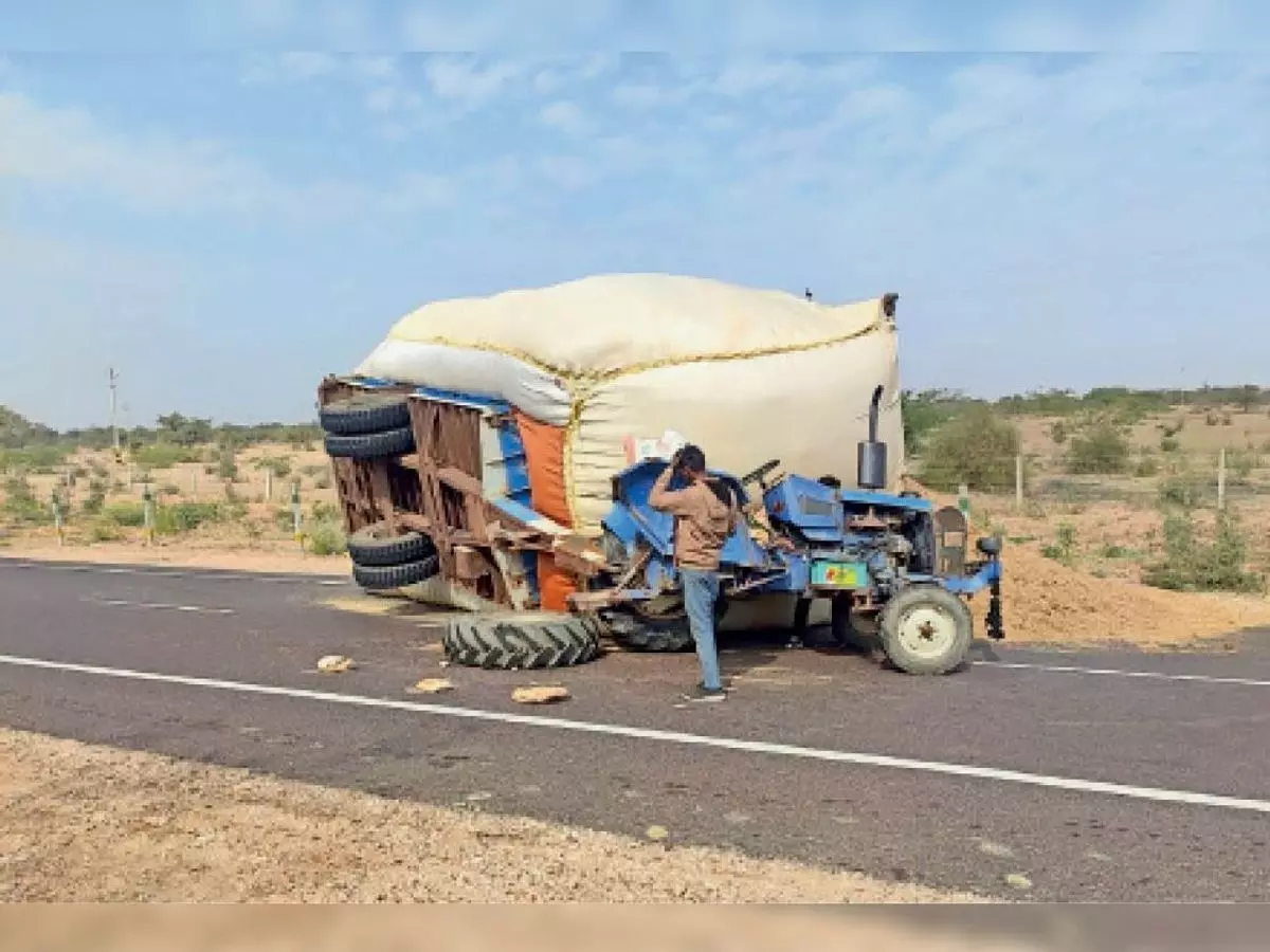 Bharatpur: भुसावर में दो जगह पलटी ट्रैक्टर ट्रॉली