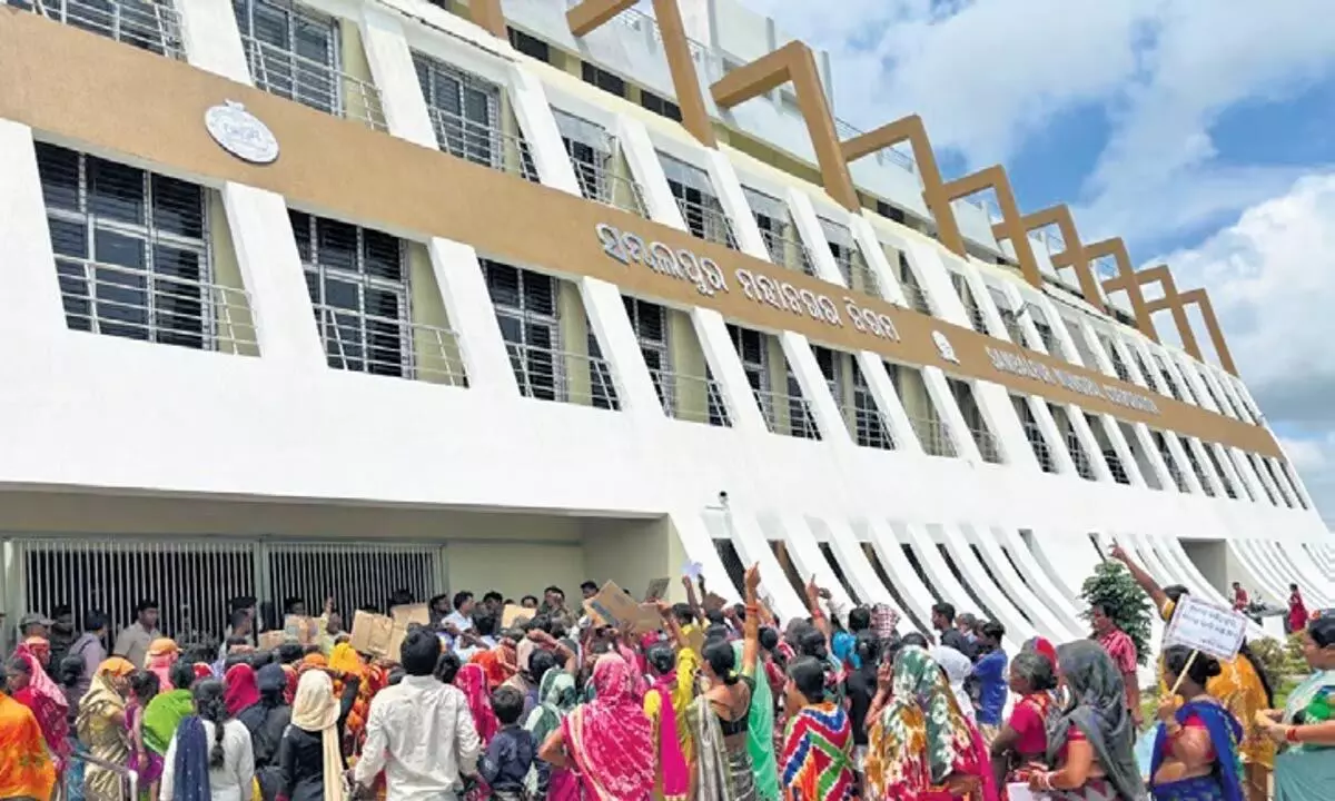 Odisha: संबलपुर निवासियों ने एसएमसी कार्यालय का घेराव किया