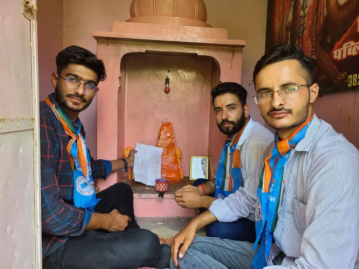 Jhunjhunu: छात्रसंघ चुनाव के लिए बालाजी मंदिर में हुई पूजा