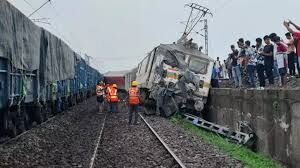 Chandil: हावड़ा-मुंबई मेल ट्रेन हादसा के बाद जिला प्रशासन ने किया हेल्पलाइन नंबर जारी