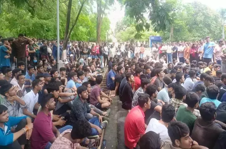 Bhopal: मैनिट के दो हजार छात्र संस्थान के मुख्य गेट पर धरने पर बैठे