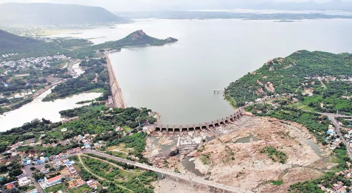 Tamil Nadu: मेट्टूर बांध का जलस्तर 118 फीट के पार, 23 हजार क्यूसेक पानी छोड़ा गया