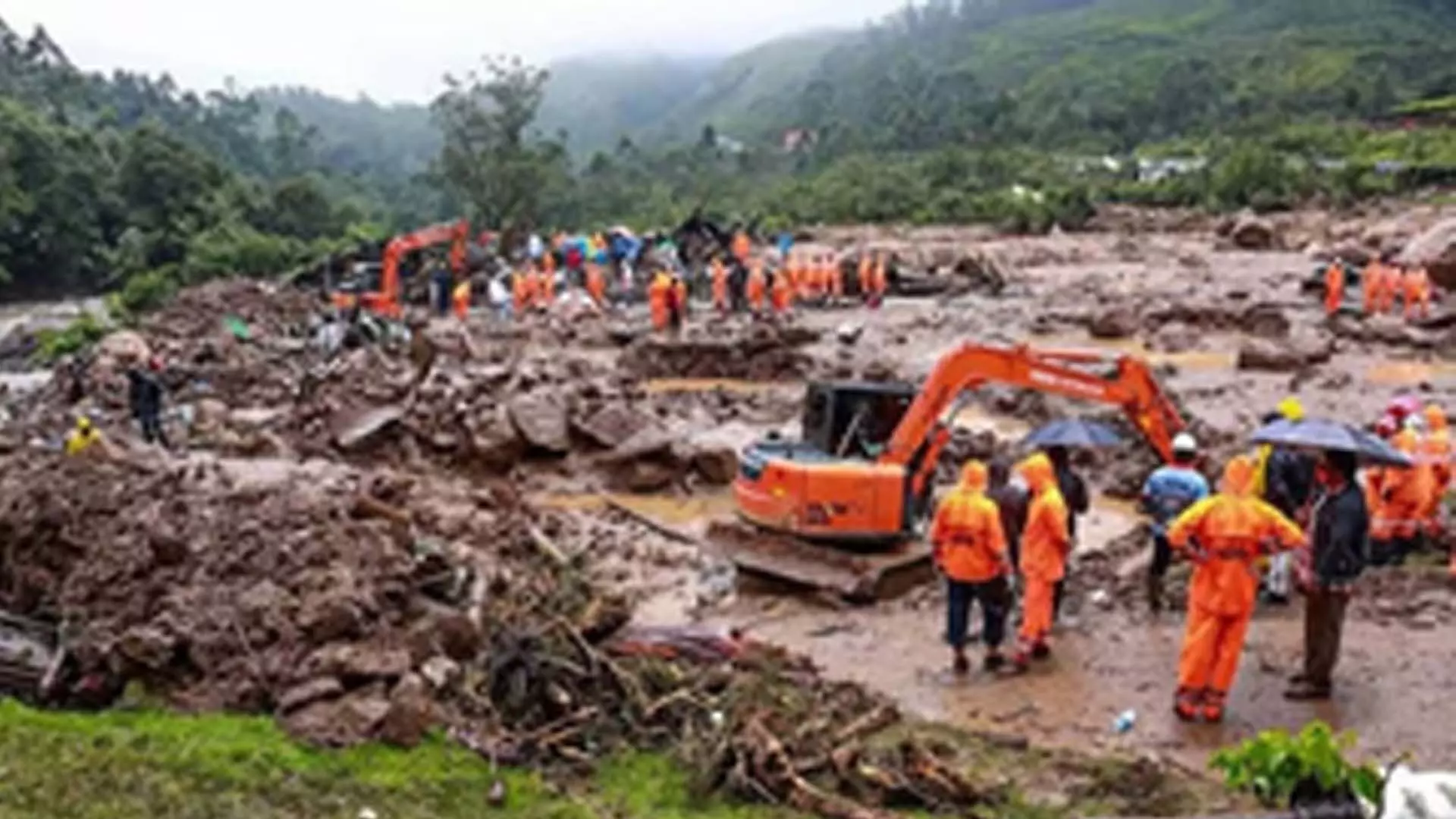 Wayanad landslide: मृतकों की संख्या 44 पहुंची, केरल सीएम ने सेना से मदद मांगी