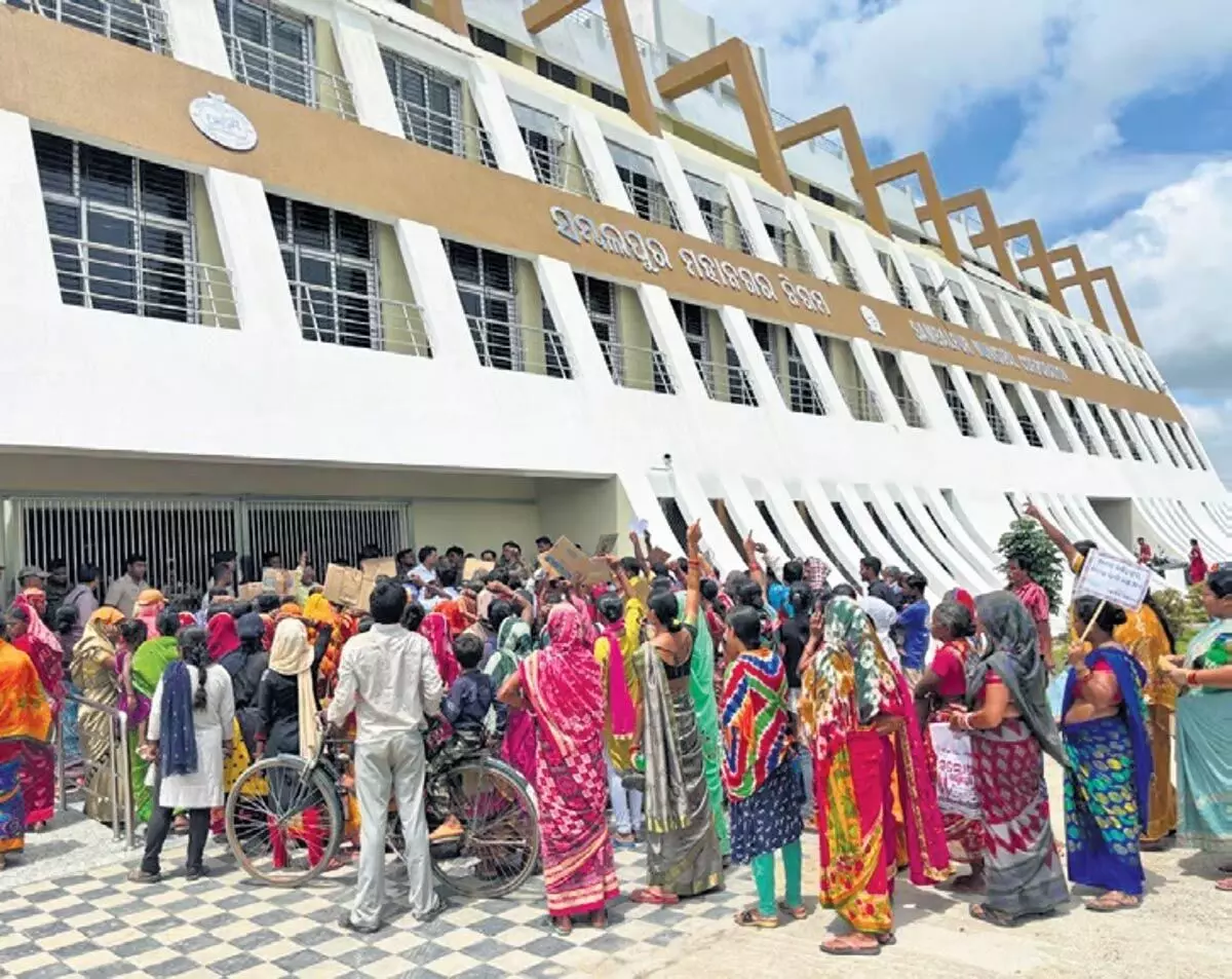 Sambalpur निवासियों ने SMC कार्यालय का घेराव किया, विस्थापन का विरोध
