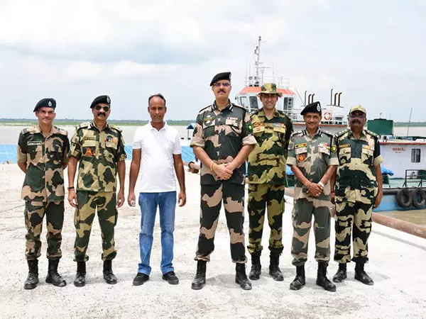 West Bengal : आईजी बीएसएफ साउथ बंगाल फ्रंटियर ने भारत-बांग्लादेश सीमा का दौरा किया