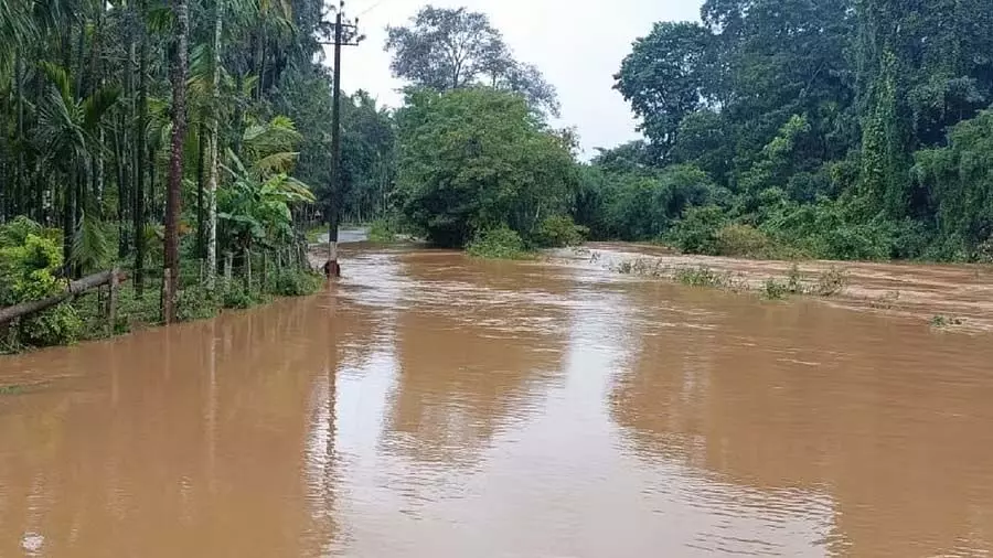 भारी बारिश के कारण Chikmagalur जिले में सड़कें जलमग्न