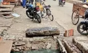Gopalganj: निर्माण का एक माह भी नहीं हुआ और नाली टूट गयी