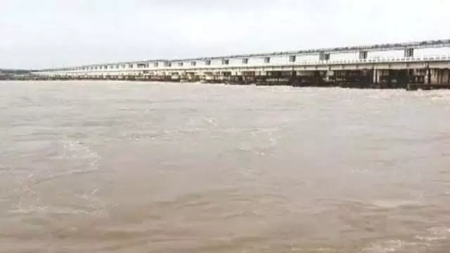 Odisha : हीराकुंड बांध से छोड़ा गया पहला बाढ़ का पानी मुंडाली बैराज पहुंचा, खतरे के निशान से नीचे बह रहा