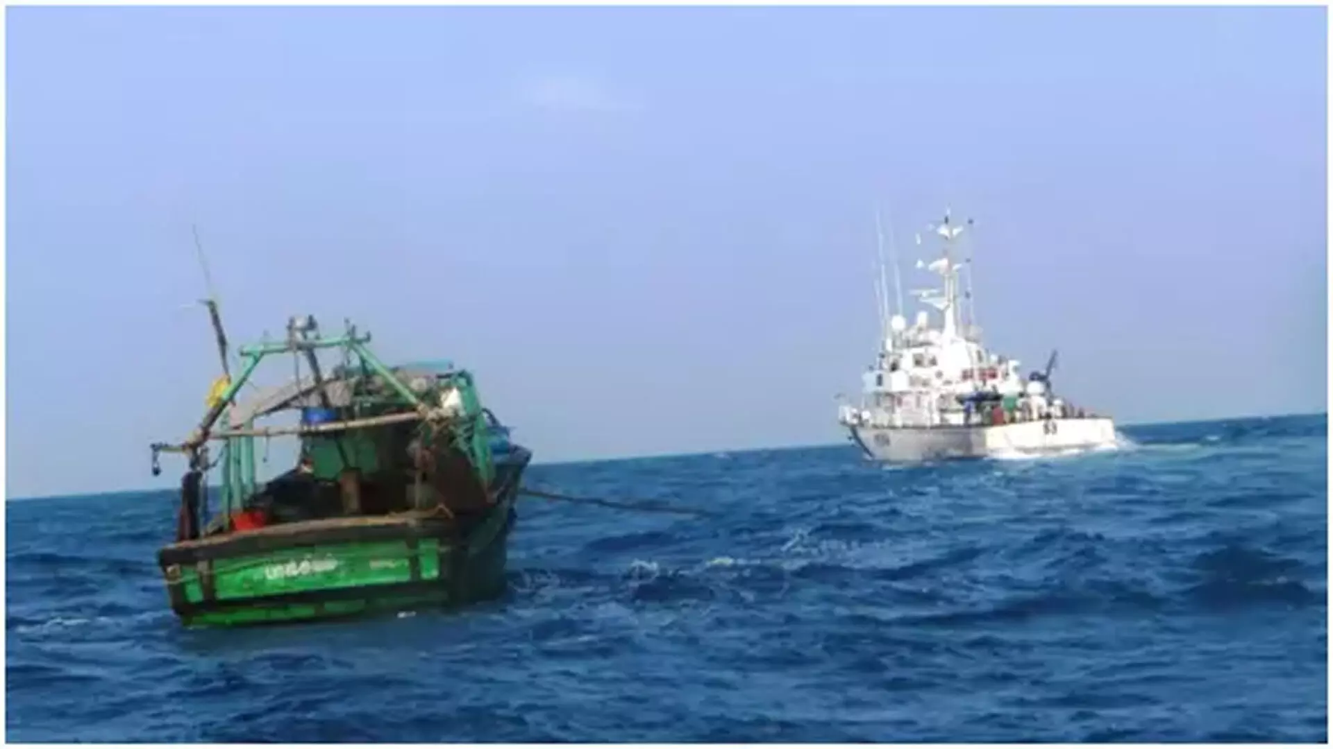 Andhra Pradesh: तटरक्षक बल ने मछली पकड़ने वाली नाव को बचाया
