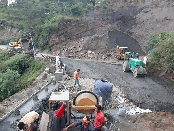 Dharmshala: बिरता में चल रहा पुल का काम क्षेत्रवासियों के लिए बना सिरदर्द